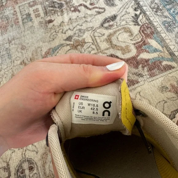 On Running Athletic Shoes Beige Interior Lightweight Design - Picture 4 of 13